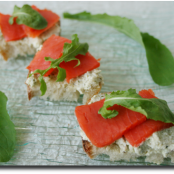 Crostini di ricotta aromatizzata al pesto, rughetta e salmone affumicato