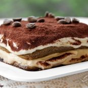 Tiramisù
con panna e chicchi di caffè ricoperti di cioccolato