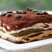 TIRAMISÙ CON PANNA E CHICCHI DI CAFFÈ RICOPERTI DI CIOCCOLATO FONDENTE