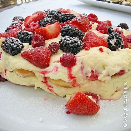 Tiramisù alle fragole e ai frutti di bosco