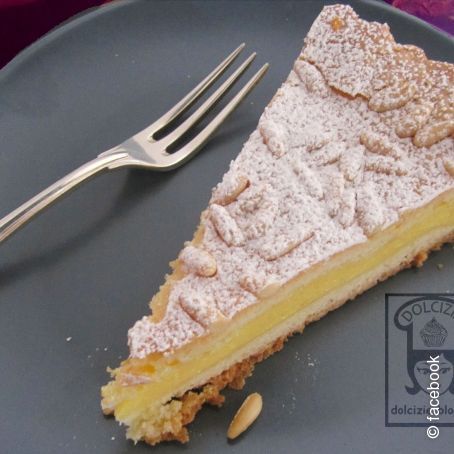 Torta della nonna con pasta frolla e crema