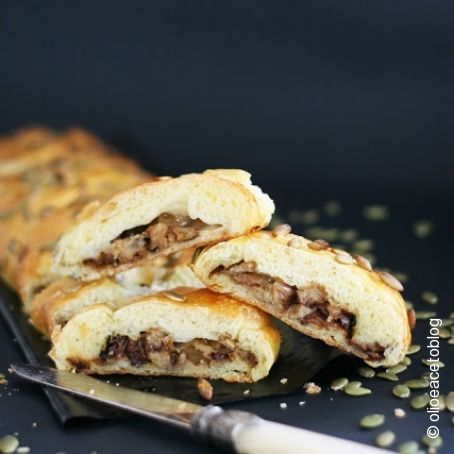 Treccia di pane con melanzane e mozzarella