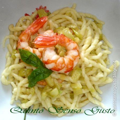 Trofie con zucchine, gamberi e mentuccia