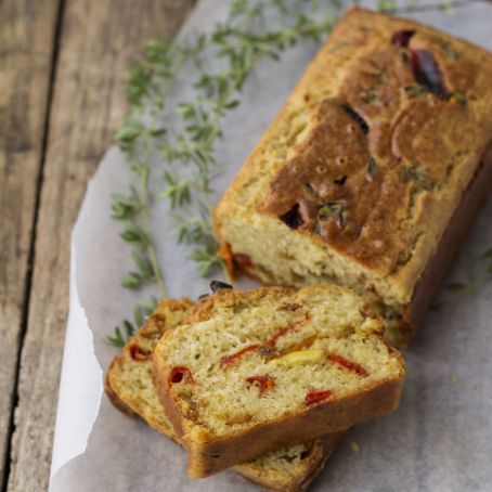 Cake con peperoni confit, emmental e timo