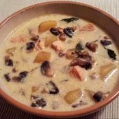 Zuppa di salmone, funghi e patate