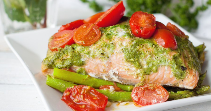 Salmone al forno con pesto e pomodorini: un secondo piatto ...