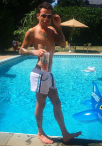 Cet HOMME pense avoir les "FESSES IDÉALES" grâce à la CHIRURGIE ESTHÉTIQUE