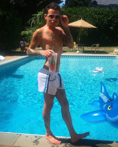 Cet HOMME pense avoir les "FESSES IDÉALES" grâce à la CHIRURGIE ESTHÉTIQUE