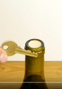 VIDEO : scoprite come APRIRE una BOTTIGLIA di VINO con UNA CHIAVE