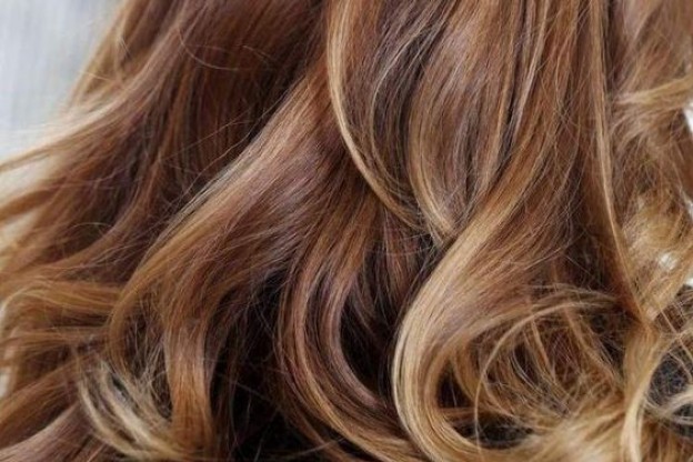 COME AVERE CAPELLI SPLENDENTI SENZA LAVARLI TUTTI I GIORNI