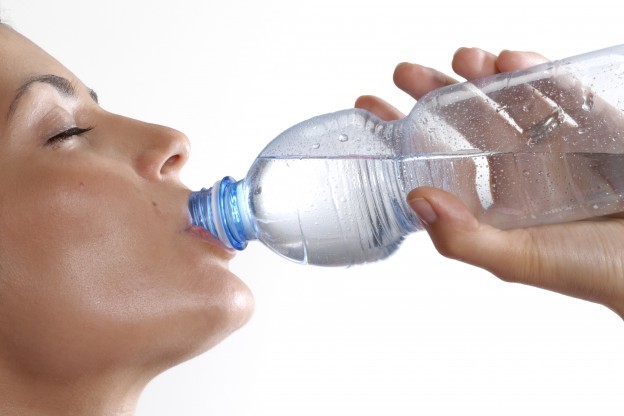 Perché è meglio non bere acqua in bottiglie di plastica 